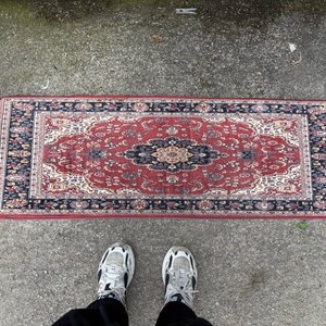 Lote siguiente: Alfombra Oriental Chica Roja y Negra
