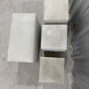 Lote de 4 poofs o banquetas blancas con estructura de madera - imagen 2