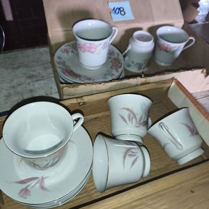 Lote siguiente: Juego de Tazas y Platos de Porcelana con Diseño Floral