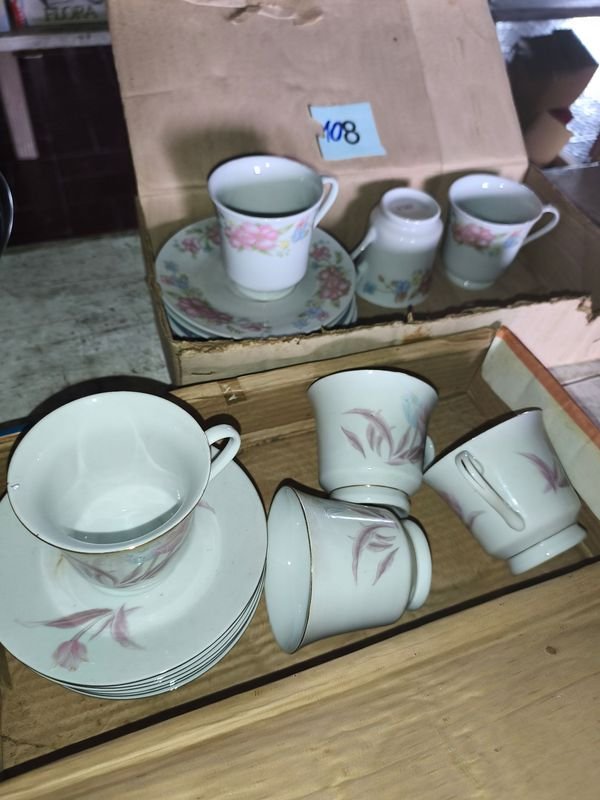 Juego de Tazas y Platos de Porcelana con Diseño Floral