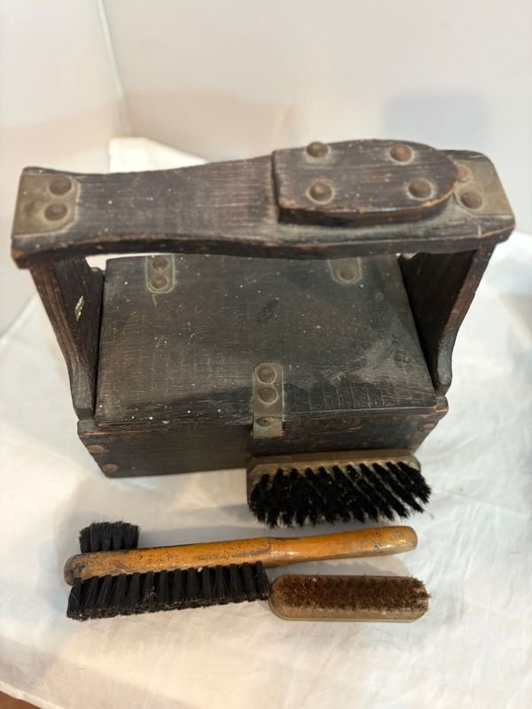 Caja de madera para zapatos con accesorios - imagen 3