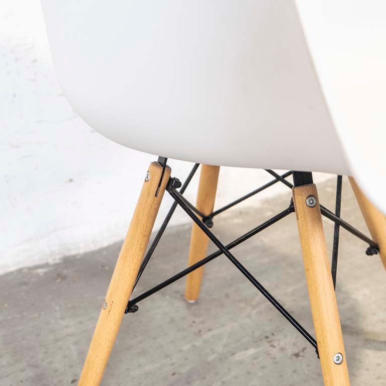 Sillón de PVC con base de madera tipo EAMES - Buen estado - imagen 2