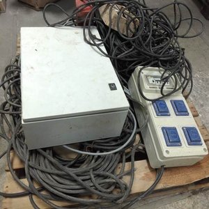 Lote anterior: Dos Cuadros Eléctricos con Cables y Tomas de Corriente