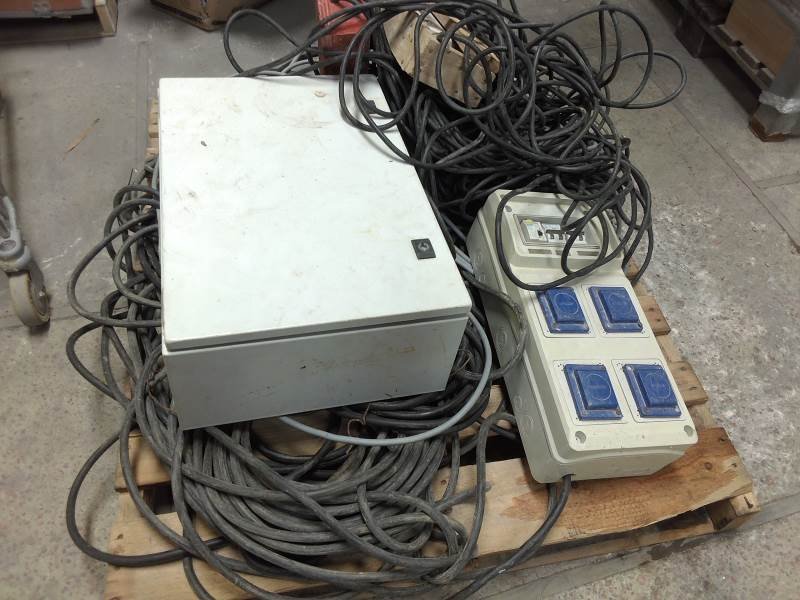 Dos Cuadros Eléctricos con Cables y Tomas de Corriente