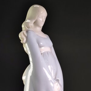 Figura de Porcelana "Soft Touch" Mujer Embarazada "Cherish Your Dreams" - imagen 4