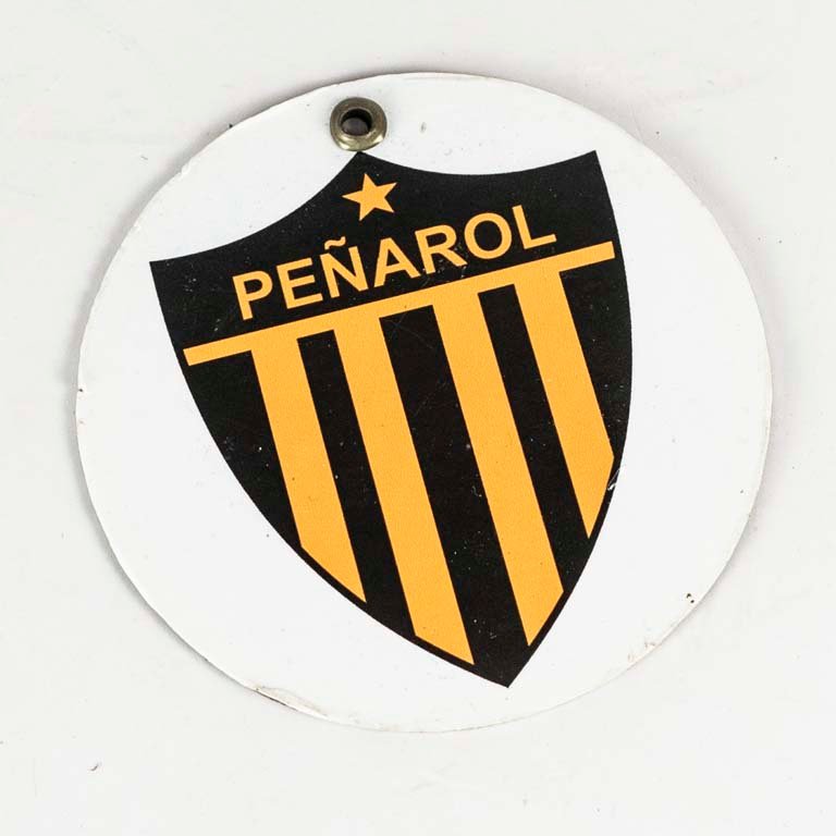 Lote siguiente: Escudo de Peñarol de chapa esmaltada - Medidas: diámetro 10cm