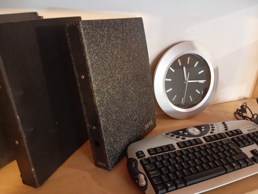 Teclado y reloj de pared con biblioratos para archivo - imagen 5