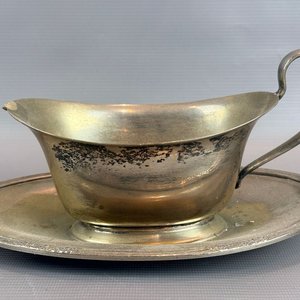 Lote siguiente: Salsera de Metal Plateado con Plato y Marca "International Silver Company"