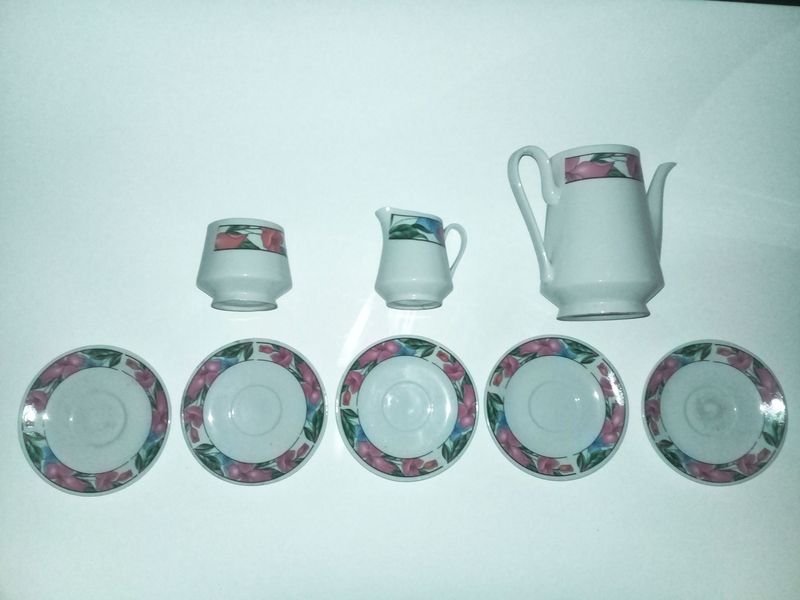 Lote siguiente: Juego de té completo con jarras, tazas y recipientes