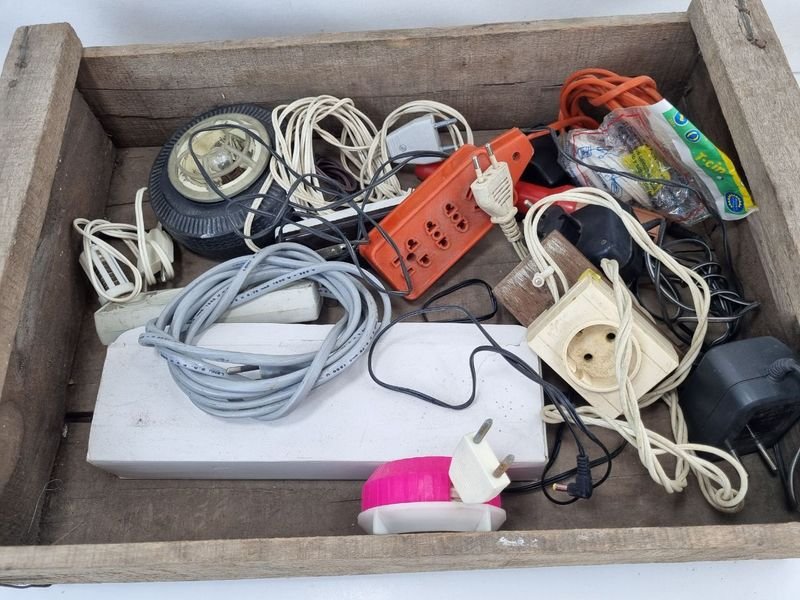 Lote siguiente: Accesorios eléctricos en mal estado