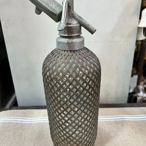 Sifón Antiguo de Vidrio con Malla Metálica y Cabezal Original - imagen 2