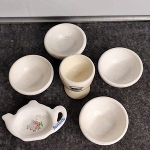Lote de 5 piezas de cerámica blanca: huevera y teteras decoradas - imagen 2