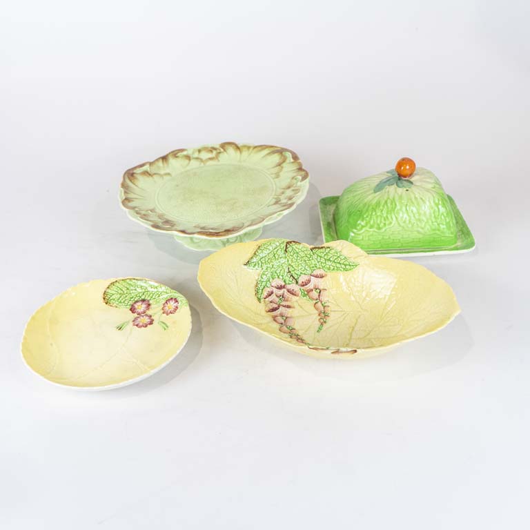 Lote siguiente: 4 Piezas de loza inglesa: 2 Carlton Ware (uno manchado) - Medidas: 25 y 17cm 