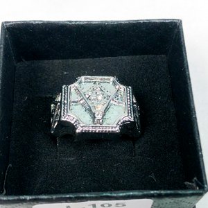 Lote siguiente: Anillo Masónico en Metal Plateado con Caja