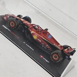 Réplica Ferrari SF24 Charles Leclerc 1:43 Burago con Piloto - imagen 8