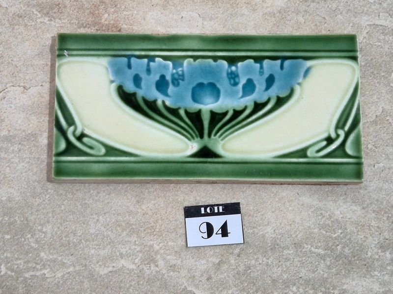 Guarda Antigua de Cerámica Mayólica en Relieve, Esmaltada - imagen 2