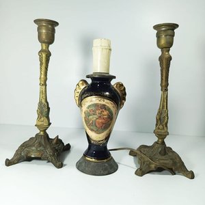 Lote anterior: Antiguos Candelabros de Bronce y Lámpara de Porcelana con Escena