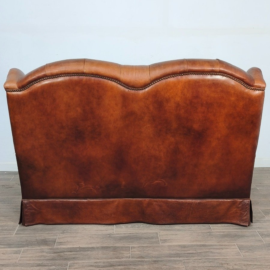 Sillón de cuero capitoneado con respaldo capitoneado y almohadones - imagen 12