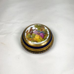 Lote anterior: Alhajero de Porcelana Limoges Azul Cobalto con Dorado y Escena Romántica