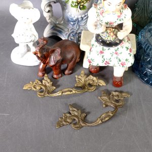 Lote de Adornos: Bombonera Azul, Floreros, Figura de Niña, Elefante y Herrajes de Bronce - imagen 4