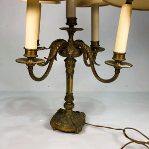 Lámpara de Mesa Antigua de Bronce Labrado con Cinco Luces y Pantallas - imagen 3