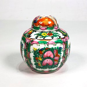 Lote siguiente: Potiche Oriental de Porcelana con Tapa, 11 cm