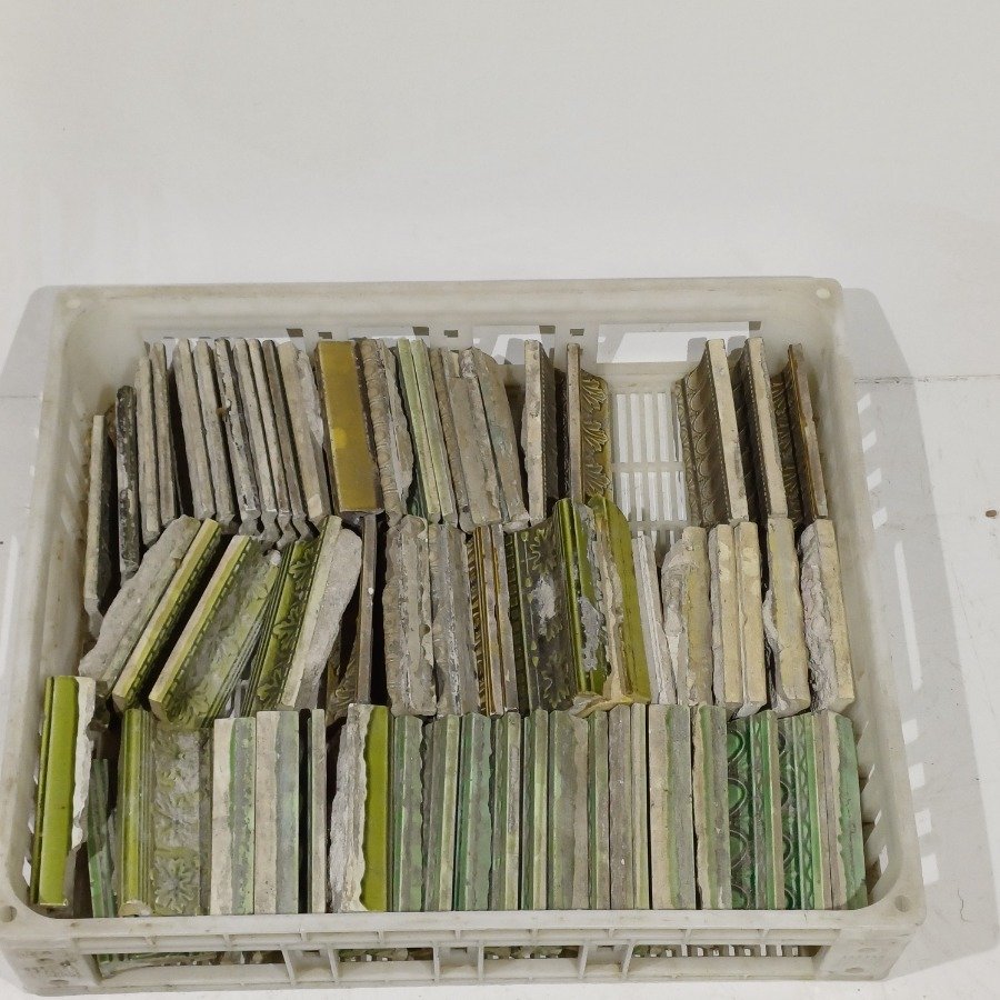 Colección de mayólicas verdes y amarillas - imagen 5