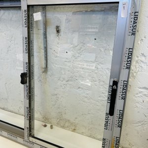Lote #027 – Ventana de aluminio dos hojas corredizas – 120x100cm - imagen 3