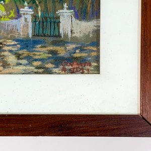 Cuadro a Pastel: Casa Colonial con Jardín y Árboles - imagen 4