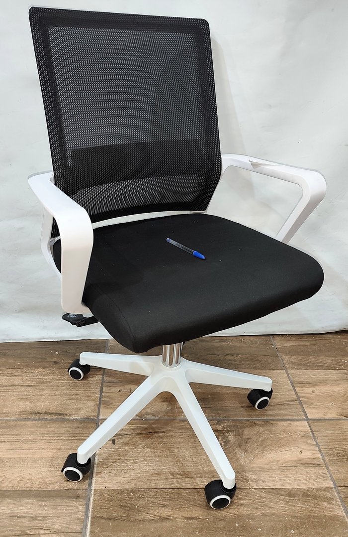 Lote siguiente: Silla oficina respaldo lumbar en malla, color blanco, nueva