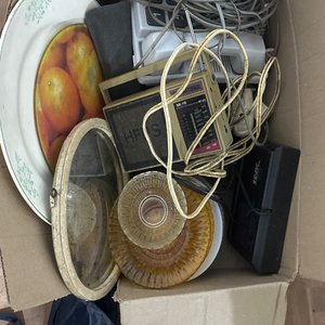 Lote siguiente: Lote de Radios Antiguas y Objetos Varios