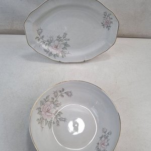 Lote siguiente: L 396 - 2 Piezas - Par de atractivas fuentes en porcelana 'Olmós' Industria Uruguaya, con decorado floral en tonos pastel y detalles dorados (Medidas fuente ovalada 35x24cm / fuente redonda 26cm)
