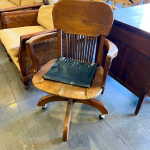 Lote siguiente: Silla de Oficina Giratoria de Madera Estilo Clásico