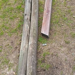 Lote siguiente: Dos tirantes Cilindrico de madera con Detalles de Uso Medidas: Largo 300 cm  x Diámtero 12 cm /  Tirante rectangular de madera Noble .Medidas: Largo 152 cm  x 9 cm x 15 cm