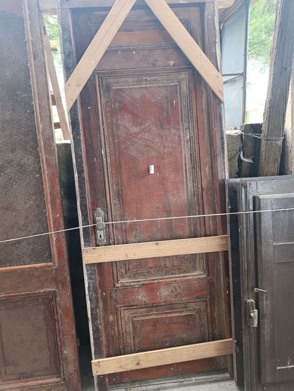 Puerta Antigua de Madera con Marco