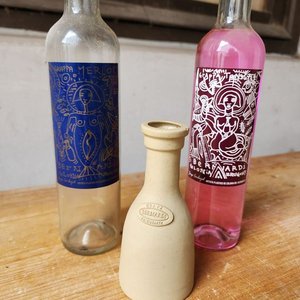 Lote de Botellas Bernardi y Mini Botella Firmada por Chape - imagen 2