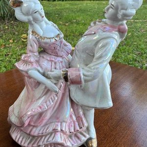1 juego de compoteras en porcelana (6 posillos y 1 fuente) 1 estatuilla en ceramica esmaltada de esena galant. Tantos sus diseños como sus ilustraciones se ven inspirados en el estilo rococo. - imagen 4