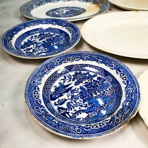 Conjunto de 8 Piezas de Porcelana Inglesa: Fuentes Ovales y Platos con Diseños Florales y Willow - imagen 3