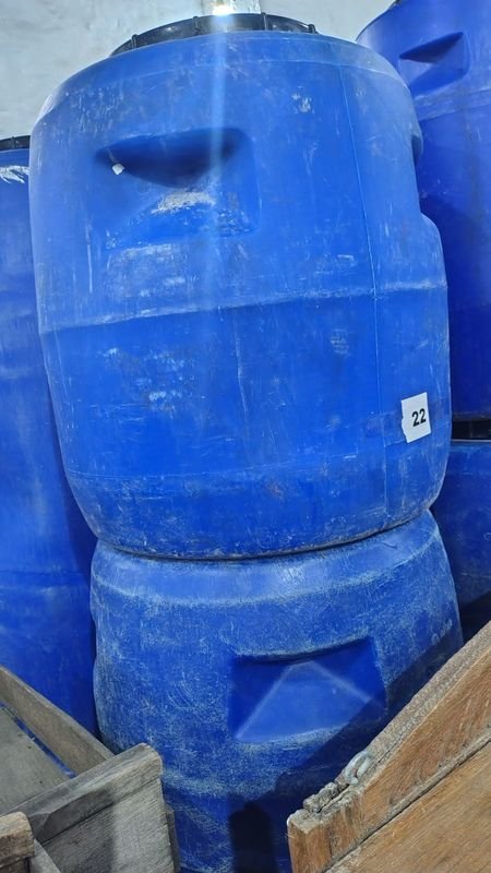 Barrelas plásticas azules en buen estado