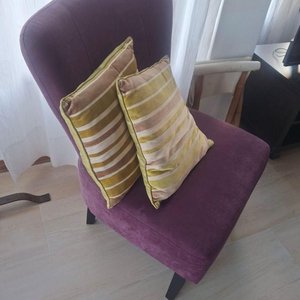 Sillón Individual Morado con Dos Almohadones Rayados - imagen 2