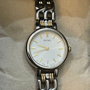 Reloj Seiko Mujer Elegante Bicolor Joyería Esfera Nacarada - imagen 4