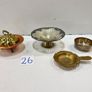 Lote siguiente: Lote de 4 piezas: Incensario de cobre, frutero de plata, cuenco y colador de té