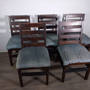 Juego de 5 Sillas de Madera Oscura con Tapizado Azul - imagen 3