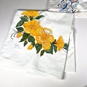 Tres Manteles Bordados y Pintados a Mano - imagen 4