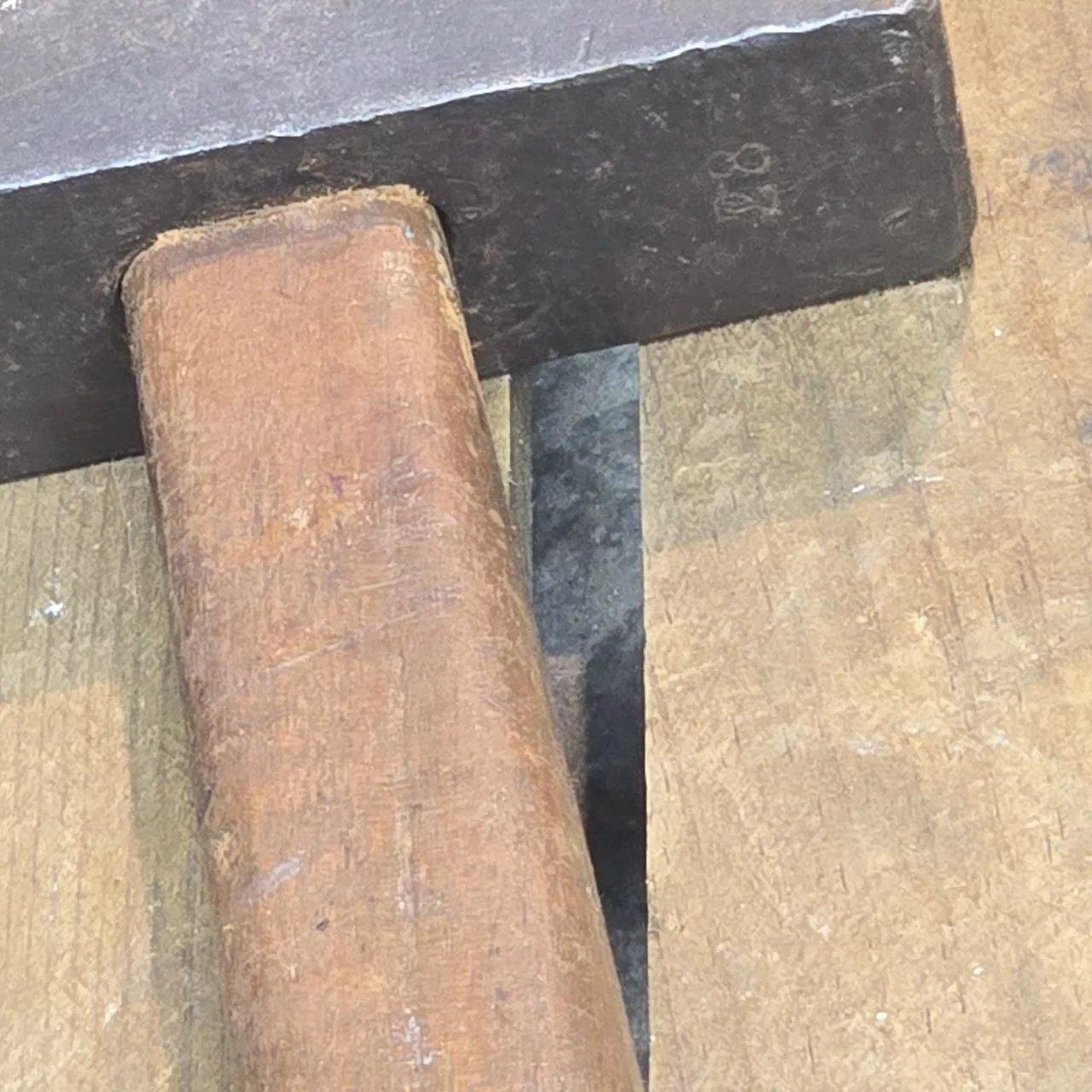 Martillo de Pena con Cabeza de Metal y Manija de Madera - imagen 3