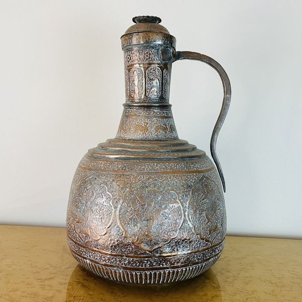 Jarra iraní antigua en cobre cincelada con motivos de cazadores y animales - imagen 5