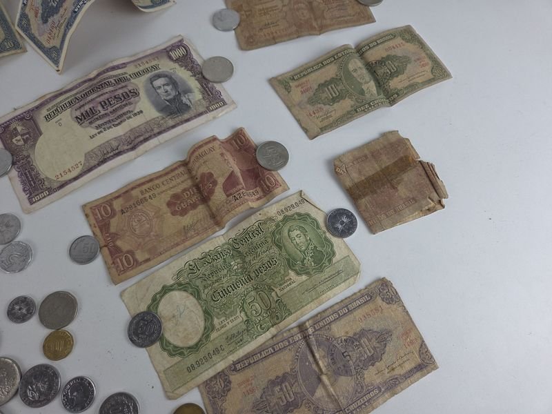 Gran lote de monedas, billetes y medalla conmemorando el centenario de la República Oriental del Uruguay - imagen 13