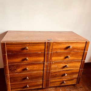 Lote siguiente: Cómoda de Madera con 4 Cajones Amplios