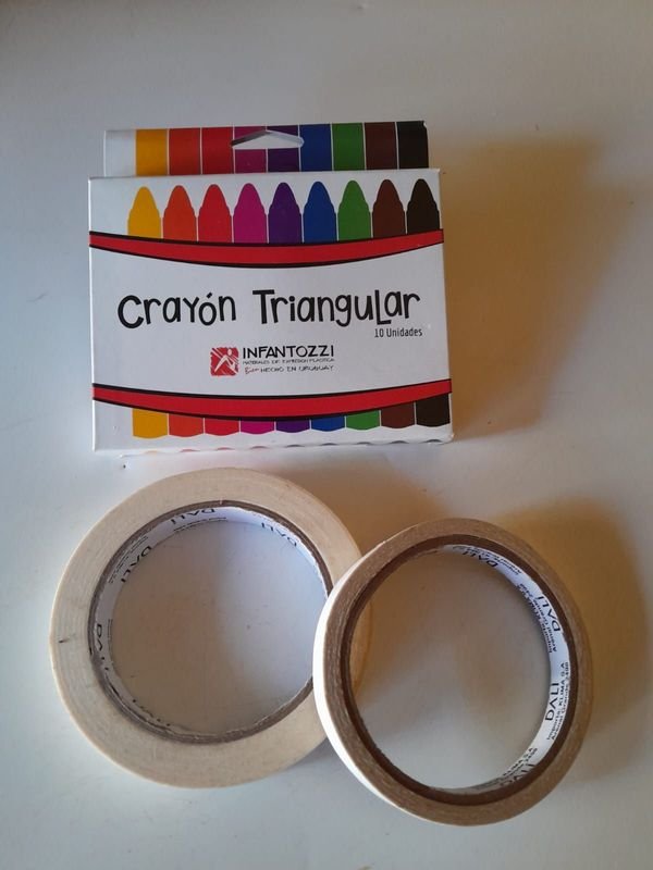 Lote siguiente: Lote de Crayones y Cintas de Papel