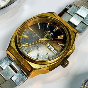 Tres Relojes de Pulsera para Dama y Caballero: Dorado, Plateado y con Calendario - imagen 3